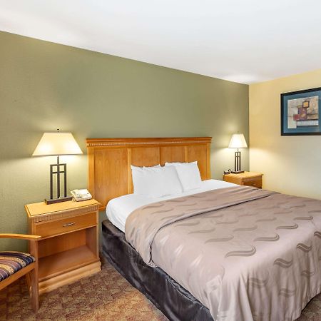 Rodeway Inn South Hutchinson Buitenkant foto