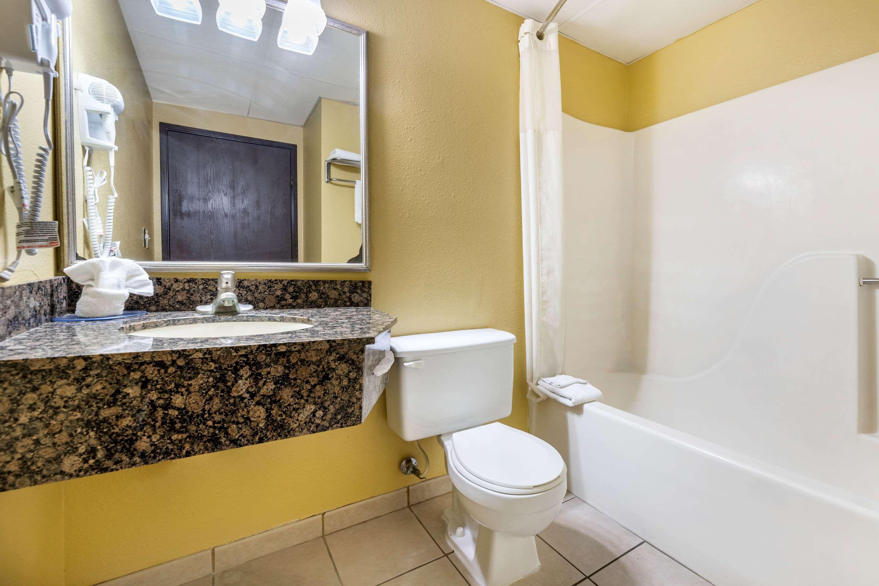 Rodeway Inn South Hutchinson Buitenkant foto