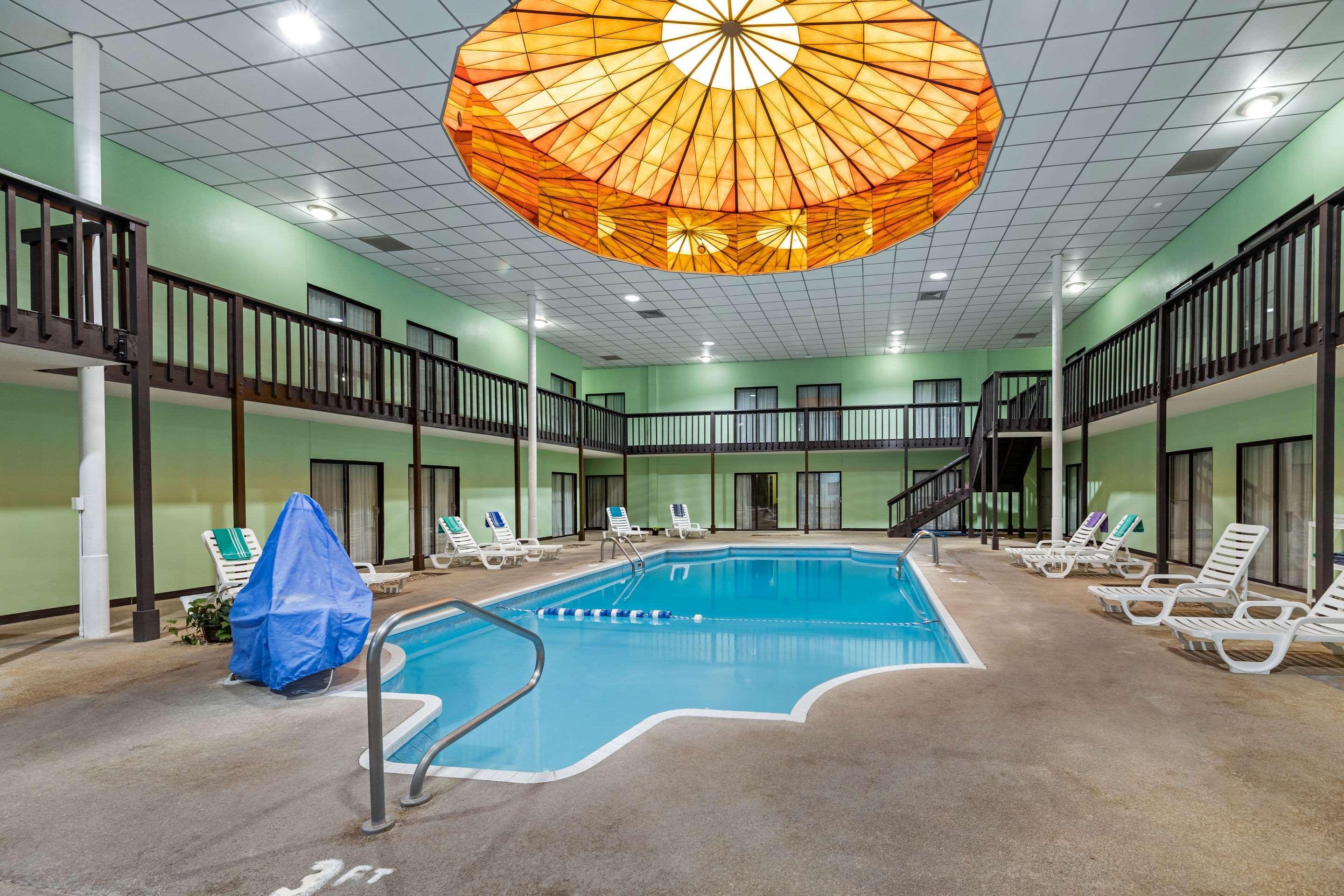 Rodeway Inn South Hutchinson Buitenkant foto