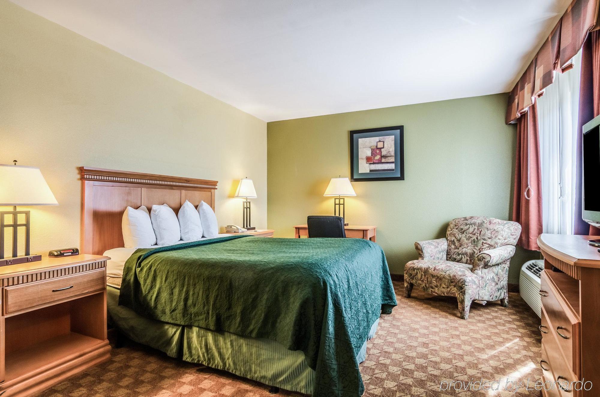 Rodeway Inn South Hutchinson Buitenkant foto