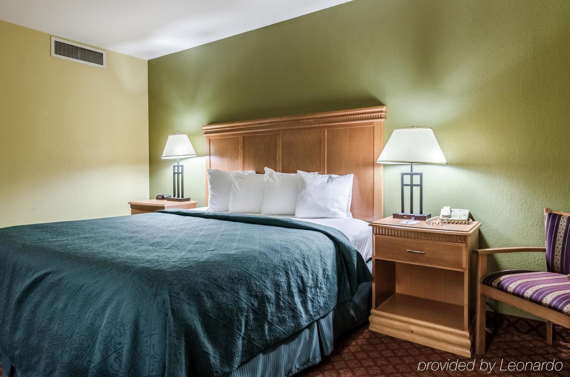 Rodeway Inn South Hutchinson Buitenkant foto