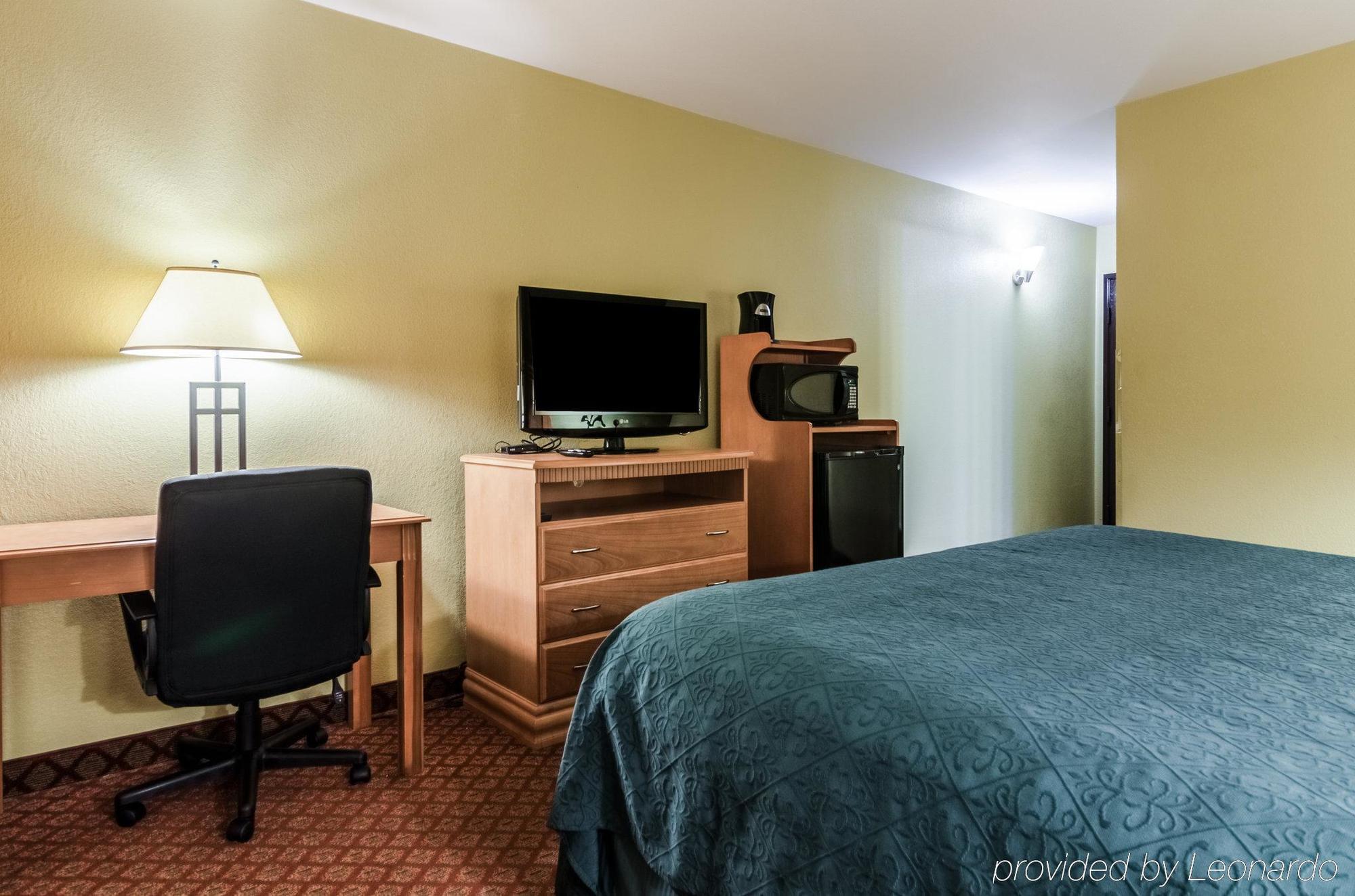 Rodeway Inn South Hutchinson Buitenkant foto