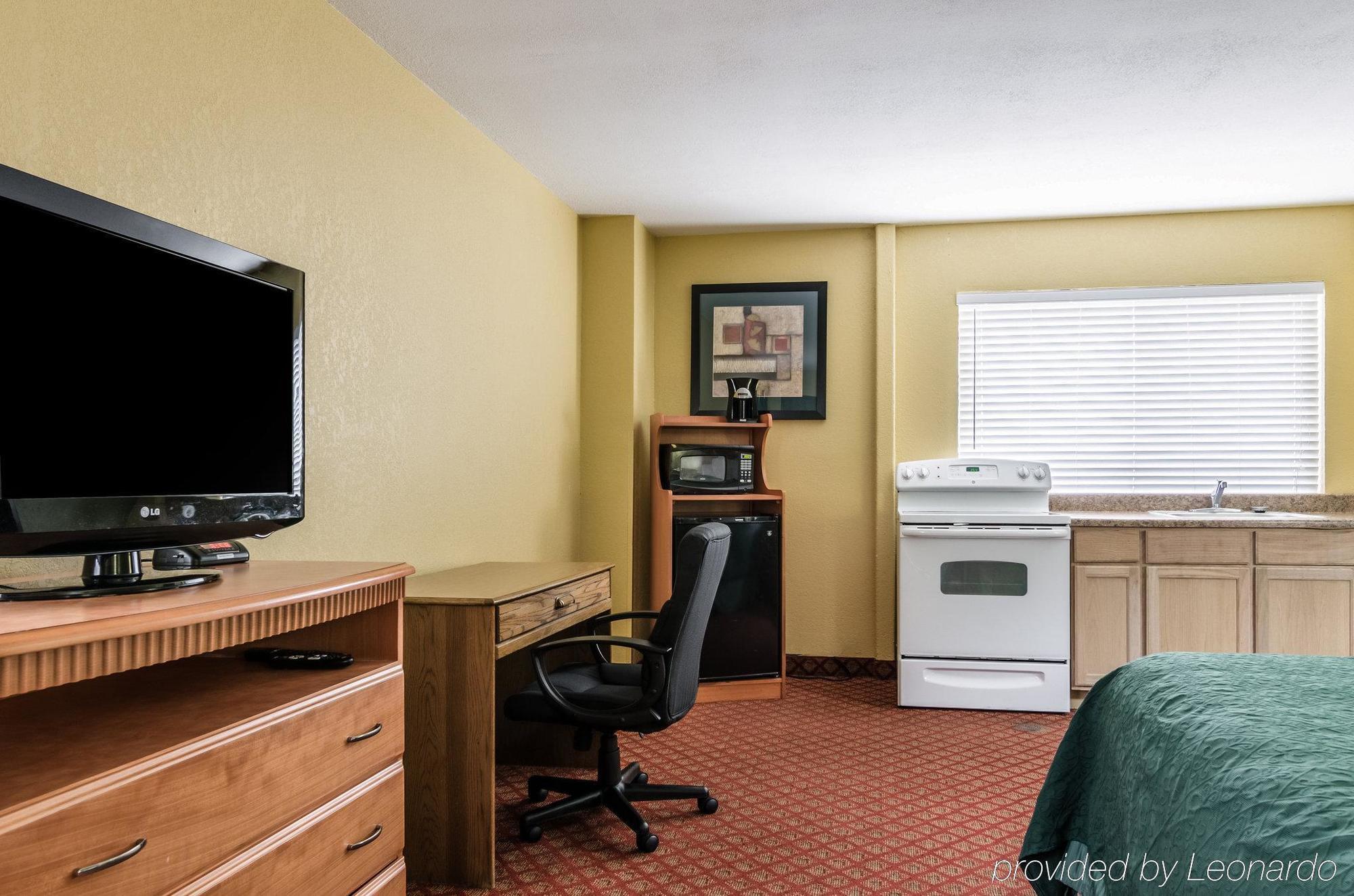 Rodeway Inn South Hutchinson Buitenkant foto